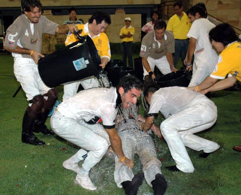 Pepperoni in pain -- as he receives the coveted Songkran Cup