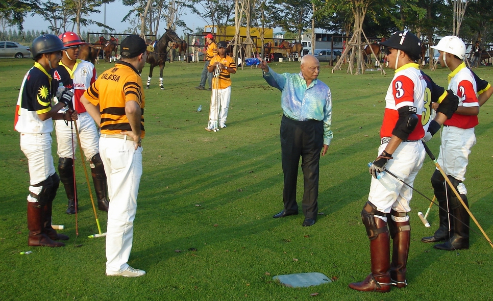 HRH Sultan Ahmad Shah of Pahang giving tips to the Malaysian Team. The former King of Malaysia used to be a 5 goal player.