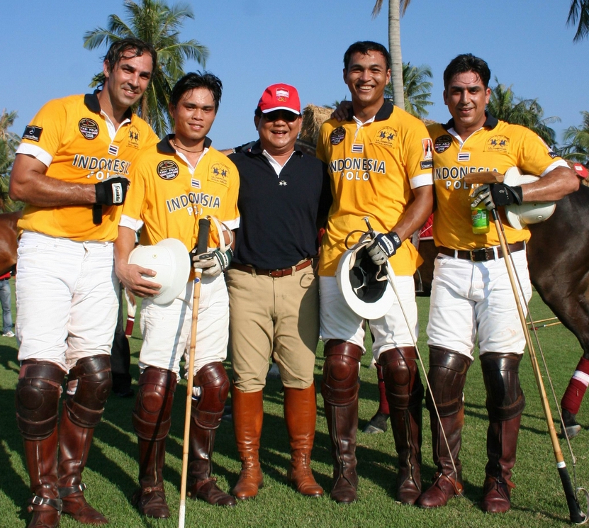 A very pround Khun Bowo with his Indonesia Team -- after winning semi finals in the Thai Open