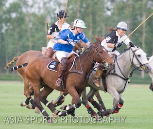 Khun Ploy at high speed in the Women's International