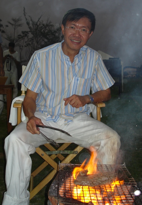 Yeo Kuo Lee receives the honor of cooking the "first steak" on the Hornito Asado after his team's winning performance at SPP