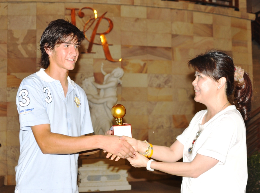 Khun Santy receiving the Golden Ball from Khun Tuk