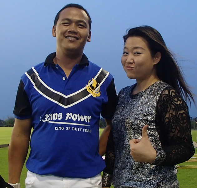 Khun Paitoon receives "Kamlang Jai" from Khun Lee