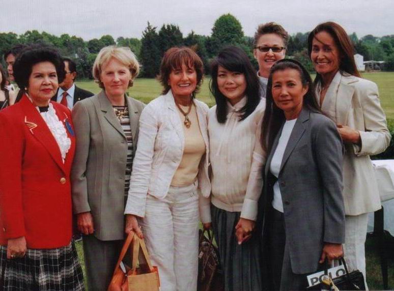 Siamese Ladies with our Roving Reporter Khun Dara